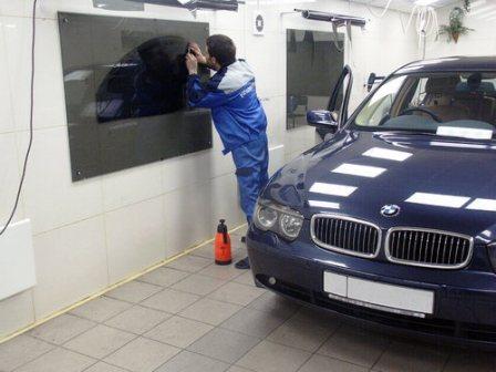 Центр тонирования стекол автомобиля.